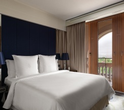 Номер Гранд Премьер с видом на Кремль в Four Seasons Hotel Moscow