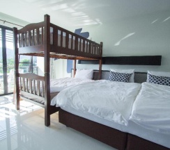 Четырёхместный номер Deluxe в Baba House Phuket Hotel