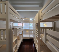 Кровать в общем номере в BEAT. Arts Hostel Chinatown