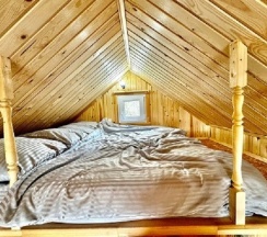 Двухместный семейный коттедж с видом на озеро двуспальная кровать в Ерёмина гора