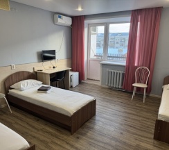 Трехместный номер с общей ванной комнатой на мансарде в Акспай