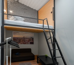 Номер с мансардным окном, двухспальной кроватью и небольшим диваном (Roof DBL) в Roof capsules