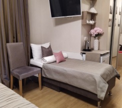 Люкс | Балерина (2+1) с высокой кроватью (180 см)  и односпальным диванчиком в Veneta rooms guesthouse