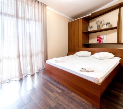 Двухместные апартаменты с видом на дендрарий и бассейн двуспальная кровать в Delsochi