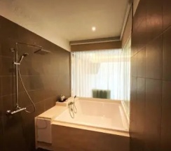 Двухместный номер Executive Deluxe с видом на бассейн двуспальная кровать в L'esprit de Naiyang Beach Resort