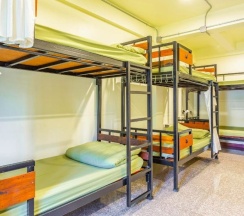 Кровать в общем номере в OYO 928 Leaf Hostel
