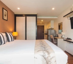 Двухместный номер Luxury с балконом двуспальная кровать в The Title KR Beach Condotel Rawai Phuket