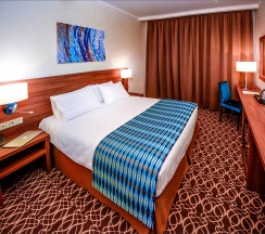 Стандарт с двуспальной кроватью QUEEN SIZE в Raymond