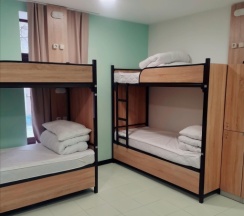 Кровать  в мужском шестиместном номере в Танский