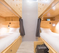 Кровать в общем номере с балконом в Nornyaowarat Hostel