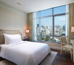 Люкс с 3 комнатами с видом на парк в Oriental Residence Bangkok