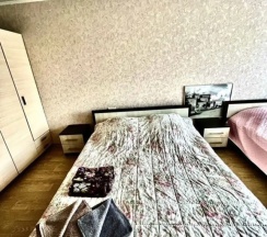 Пятиместные апартаменты с 2 комнатами с балконом в Квартира двуxкoмнатнaя в cамом цeнтpе гopода