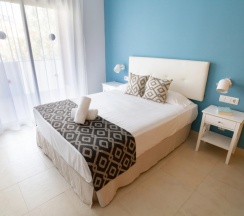 Апартаменты с 2 комнатами с балконом и с видом на бассейн в Ibersol Spa Aqquaria Suites