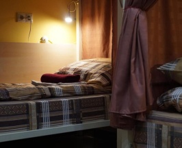 Кровать в 6-местном общем женском номере в High level