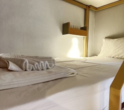 Кровать в общем номере в Terminal 58 hostel at town