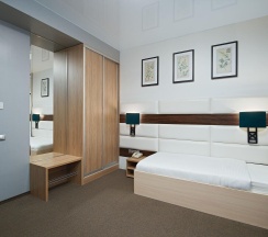 Номер стандарт с 2 односпальными кроватями в AurA City Hotel