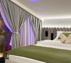 Дом «DOUBLE» с банным чаном на террасе в Luxe House