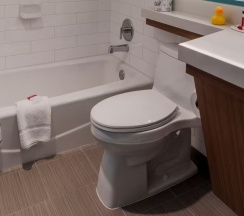 Четырёхместный люкс корпус 1 Family с 2 комнатами в Howard Johnson by Wyndham Anaheim Hotel and Water Playground