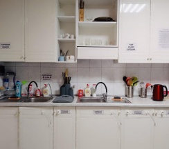 Кровать в 4-местном общем мужском номере в Темпер прайд