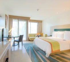 Номер Guest с балконом и с видом на залив в Renaissance Phuket Resort & Spa