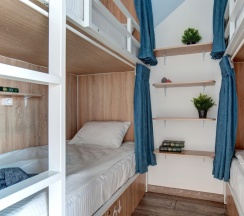 Кровать в 10-и местном общем номере повышенной комфортности в Roomy Hostel