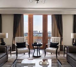 Номер люкс Премьер с 1 двуспальной кроватью в Four Seasons Hotel Moscow