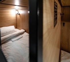 Кровать в мужском 4-местном номере (удобства на этаже) в Sleep box