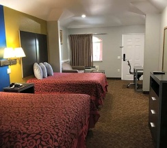 Двухместный номер Deluxe двуспальная кровать в Camelot Inn & Suites Veterans Memorial NW Houston