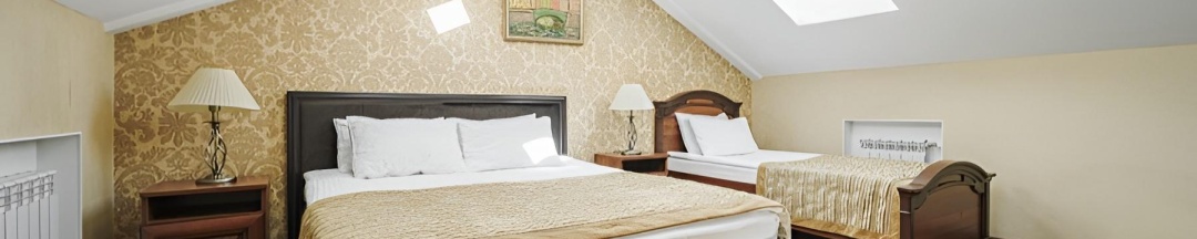 Номер улучшенный с 1 односпальной и 1 двуспальной кроватью в Castle