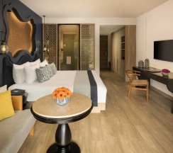 Двухместный номер Deluxe с балконом и с видом на горы двуспальная кровать в Avista Grande Phuket Karon - MGallery