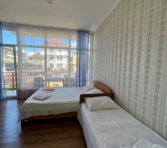 Комната улучшенная с 1 односпальной и 1 двуспальной кроватью в Марлита