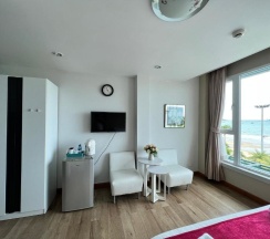 Люкс с видом на море в The Beach Front Resort Pattaya  - SHA Plus