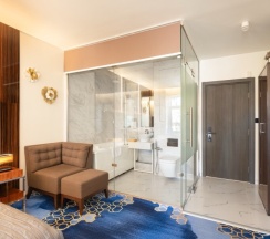 Люкс с балконом, гидромассажной ванной и видом на город в V Hotel&Rooftop lounge