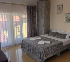 Двухместный полулюкс Мансарда с балконом и с красивым видом из окна двуспальная кровать в Тихий домик