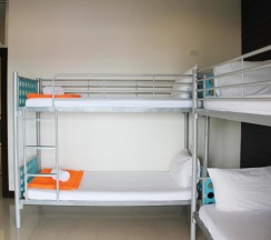 Кровать в общем номере в Lub Sbuy Hostel