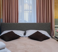 Двухместный номер с одной большой двуспальной кроватью и собственной ванной комнатой в Goldie Home