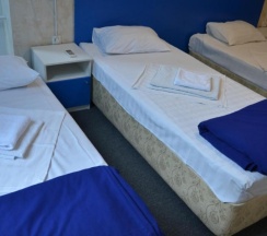 Трехместный номер с с кроватью размера «king-size» и ТВ в ID Hostel