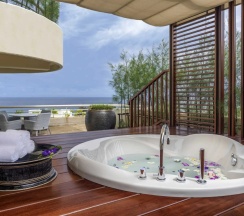 Двухместный люкс Deluxe с видом на море двуспальная кровать в Pullman Phuket Karon Beach Resort ex. Hilton Phuket Arcadia Resort