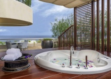 Двухместный люкс Deluxe с видом на море двуспальная кровать в Pullman Phuket Karon Beach Resort ex. Hilton Phuket Arcadia Resort