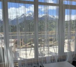 Люкс с балконом и c панорамным видом на горы в Шатун