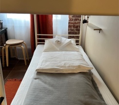 Шестиместный номер с душевой комнатой в Кино хостел на Выборгской