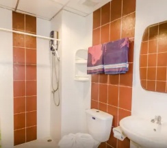 Двухместный номер Superior с балконом двуспальная кровать в Baan Yuyen Karon Guesthouse