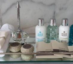 Двухместный люкс с балконом двуспальная кровать в The Drisco Hotel Tel Aviv - Relais & Chateaux