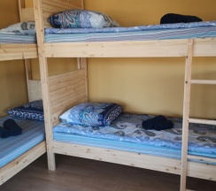 Кровать в общем номере (мужской номер) (общая ванная комната) в Шаде