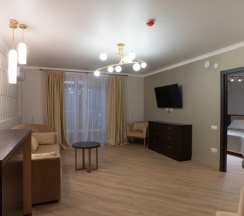 Двухместный люкс (Малый корпус) с 2 комнатами с балконом двуспальная кровать в Литфонд