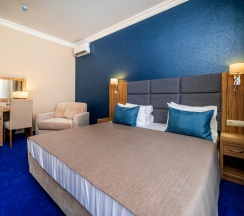 Двухместный комфорт с видом на бассейн в Blue Marlin Hotel