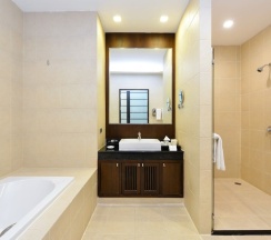 Люкс Deluxe с 2 комнатами с балконом и с видом на город в Grand Asoke Suites Boutique Residence