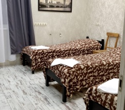 Трехместный номер с 3 односпальными кроватями в Леис