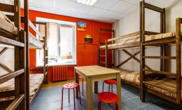 Верхнее место в восьмиместном общем номере в Yo! Hostel