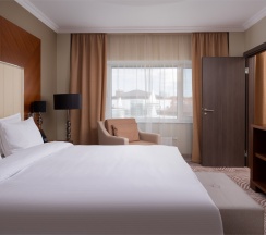 ЛЮКС БИЗНЕС-КЛАССА С БОЛЬШОЙ КРОВАТЬЮ (KING SIZE) И ДОСТУПОМ В БАР-ГОСТИНУЮ в Doubletree by Hilton Tyumen